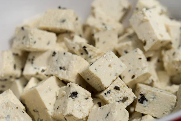 Кубик тофу с травами в белой миске — стоковое фото