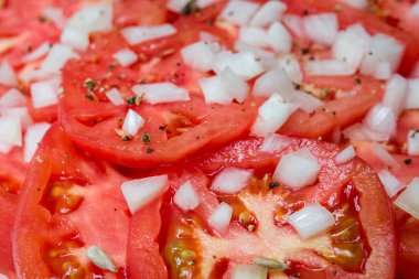 Soğanlı domates salatası. 