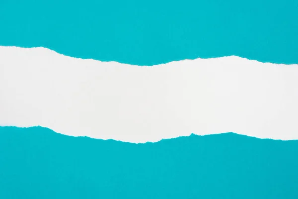 Trozos de papel azul sobre fondo blanco con espacio para copiar —  Fotos de Stock