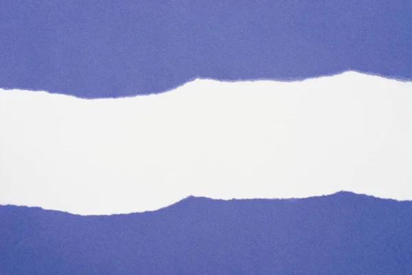 Μοβ κομμάτια χαρτιού σε λευκό φόντο με χώρο αντιγραφής — Φωτογραφία Αρχείου