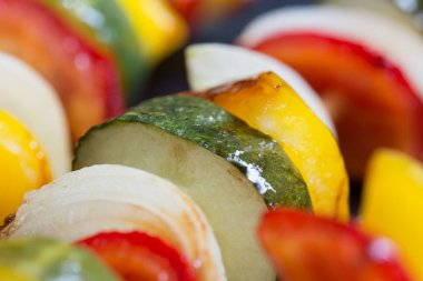  ızgara için çubuklar üzerinde sebzeler 