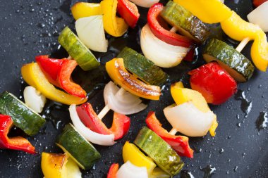  ızgara için çubuklar üzerinde sebzeler 