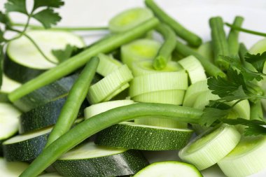 tabakta çiğ yeşil sebzeler