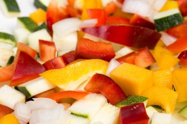 Doğranmış rengarenk sebzeler, yakın plan seçici odaklı.