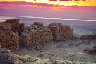 Güzel gündoğumu Masada kale üzerinde. Judaean Çölü'nde Kral Herod Sarayı kalıntıları. İsrail.