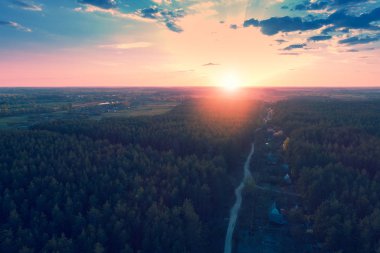 Kırsal ve karlı alanları ve orman günbatımı sırasında hava akşam manzaraya