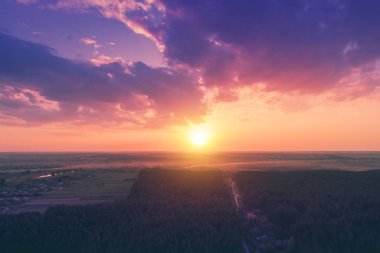 Kırsal, gün batımında bulutlu gökyüzü ile kırsal manzara havadan dron görünümü