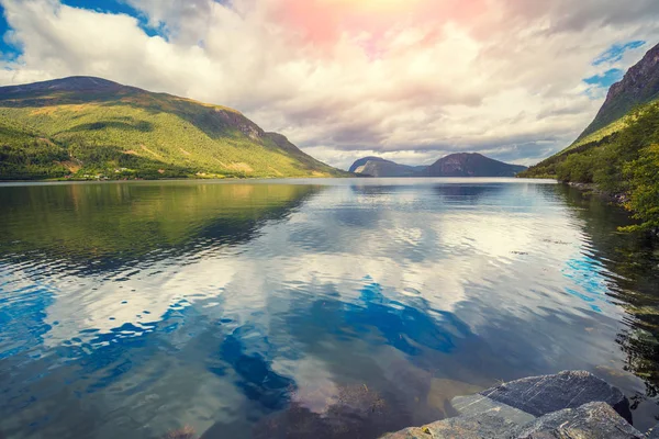 Güzel doğa, panoramik fiyort manzaralı bulutlar yansımasıdır. Norveç.