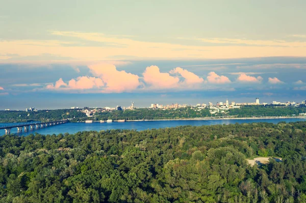 Manzarası, Kiev şehir güzel sanatsal gökyüzü ile akşamları. Dinyeper doğru bankaya sol bankadan görüntülemek