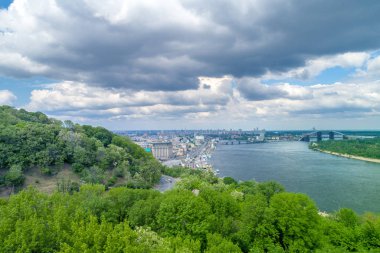 Manzarası, Kiev şehir güzel gökyüzü ile. Sağ sahil Dinyeper Nehri. Havadan görünümü