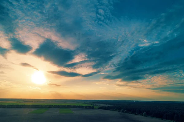 Cielo Nublado Colorido Con Hermosas Nubes Sobre Campo Atardecer — Foto de Stock