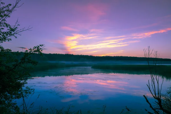 Magica Alba Viola Sul Lago Mattina Nebbiosa Paesaggio Rurale Deserto — Foto Stock