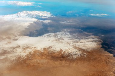 Havadan görünümü aracılığıyla bulutlar. Uçak görünümü ile buzul dağlarının