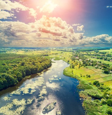 Havadan görünümü kırsal ve akşam nehirde. Günbatımı Nehri