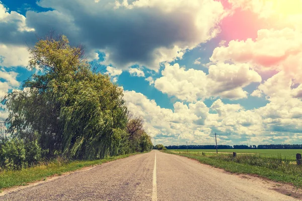 Strada Campagna Tramonto Con Drammatico Cielo Nuvoloso — Foto Stock