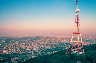 Gün batımında Tbilisi şehrin hava panoramik