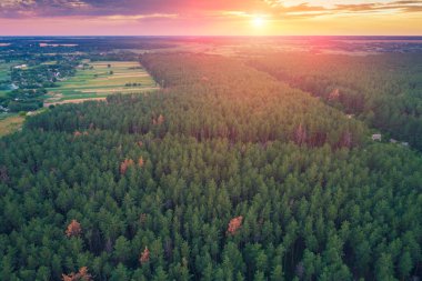 Kırsal, gün batımında güzel bulutlu gökyüzü ile kırsal manzara havadan dron görünümü