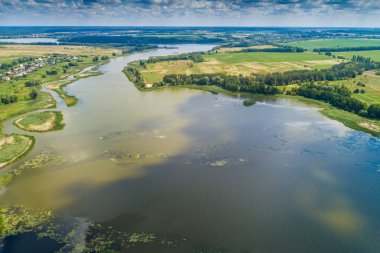 Havadan görünümü kırsal ve Nehri. Mavi gökyüzü güzel bulutlar ile