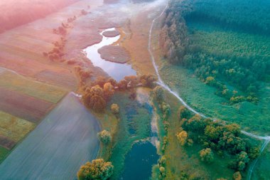 Kırsal ve nehir puslu sabahın erken saatlerinde hava görünümünü. Zaman güneş doğmadan önce. Yukarıdan görüntülemek