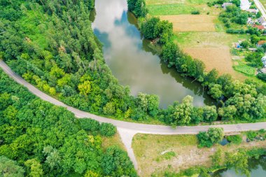 Havadan görünümü kırsal ve Gölü. Orman boyunca su