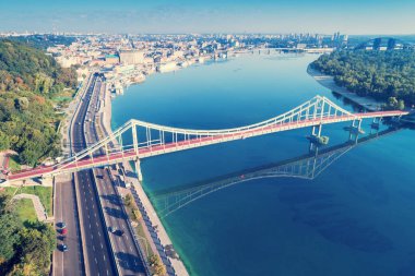 Kiev şehir. Dnieper. Podil ilçe ve yaya köprüsü havadan görünümü