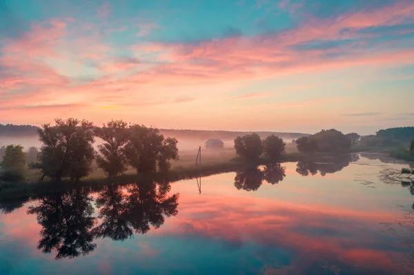 Kouzelné Svítání Nad Jezerem Mlhavé Ráno Venkovské Krajiny Divočina — Stock fotografie