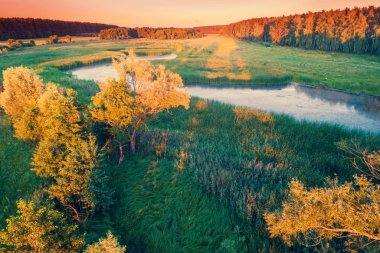 Nehir ve akşam kırsalında havadan görünümü