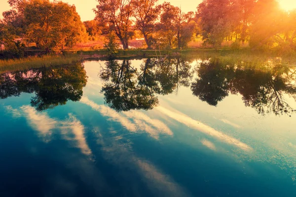 Vista Lago Calmo Com Belo Reflexo Noite — Fotografia de Stock