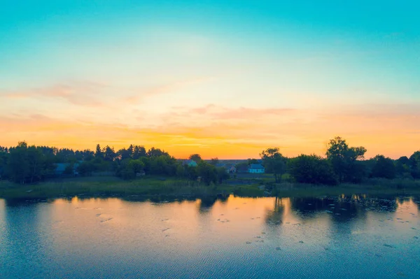 Villaggio Vicino Lago All Alba — Foto Stock