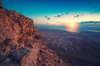 Masada kale görülebilir ölü deniz üzerinde güzel gün doğumu