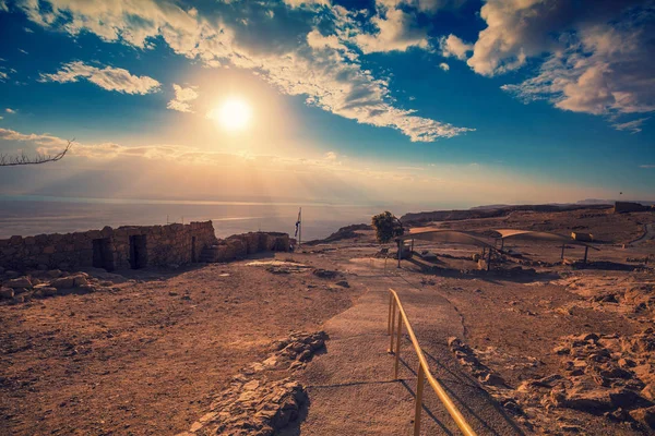 マサダ要塞の美しい日の出 Judaean の砂漠でヘロデ王の宮殿の遺跡 — ストック写真