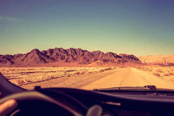 Οδήγηση Ενός Αυτοκινήτου Στο Δρόμο Στην Έρημο Δρόμος Προς Την — Φωτογραφία Αρχείου