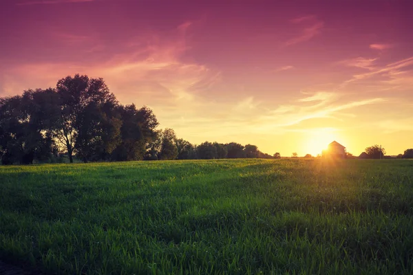 Landsbygdens Landskap Kväll Vid Solnedgången Silhuetten Byn Mot Vacker Gradient — Stockfoto