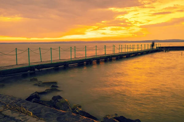 Pôr Sol Sobre Lago Balaton Hungria Europa Cais Madeira Cidade — Fotografia de Stock