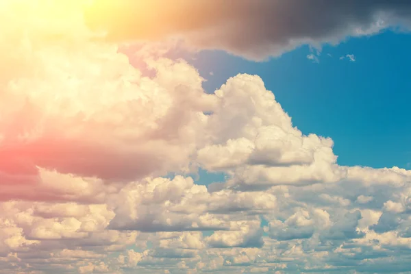 Hermoso Fondo Cielo Nublado Sol Brilla Entre Las Nubes — Foto de Stock