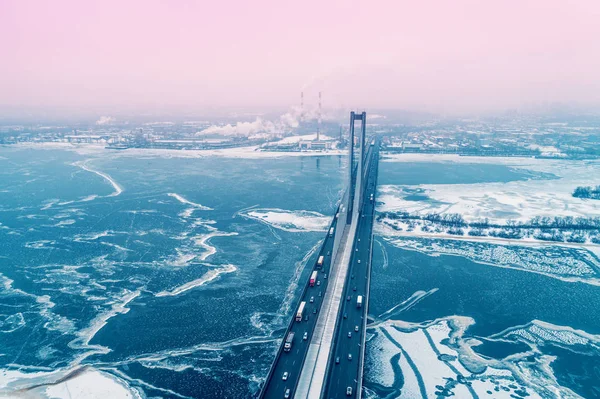 早朝吹雪キエフ市のスカイライン Pivdennyi 橋でドニエプル川左岸から空撮 — ストック写真