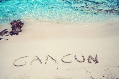 Cancun beyaz kum plaj üzerinde yazıt