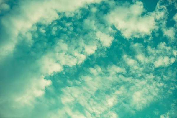 Natürlicher Hintergrund Kalter Grüner Himmel Mit Wolken — Stockfoto