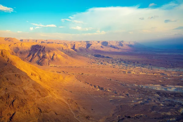 朝早くから谷でマサダと死海 Judaean の砂漠で表示します イスラエル — ストック写真