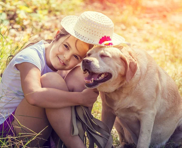 Portret Szczęśliwy Dziewczyna Przytulanie Pies Zewnątrz Lesie Lecie Pies Dziewczyna — Zdjęcie stockowe