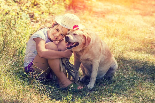 夏の森の屋外犬抱いて幸せな若い女の子の肖像画 犬と一緒に つの太陽の帽子をかぶっている女の子 — ストック写真