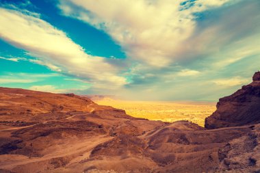Masada Judaean Çölü'nde Valley dan sabahın erken saatlerinde görüntüleyin. İsrail