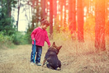 Ormanda yürüyüş köpek ile mutlu küçük kız