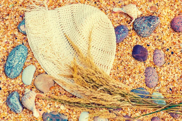 Cena Praia Chapéu Sol Palha Deitado Sobre Conchas Coquina Mar — Fotografia de Stock