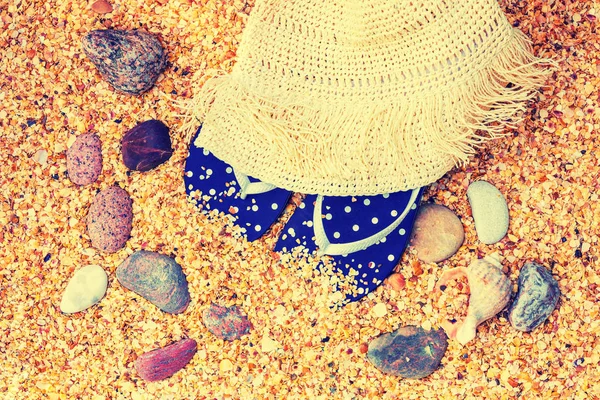 Beach Scene Sun Straw Hat Flip Flop Sandals Lying Sea — Stock Photo, Image