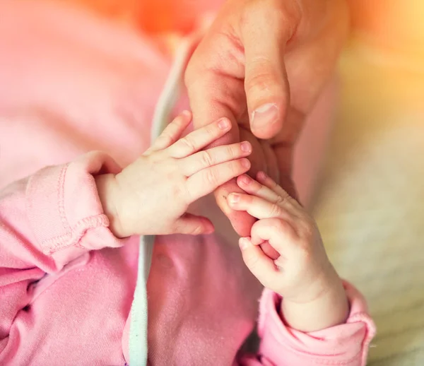 Nyfött Barn Innehar Faderns Hand — Stockfoto