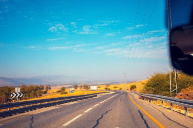 Golan Tepeleri, İsrail için dağ yolda bir araba