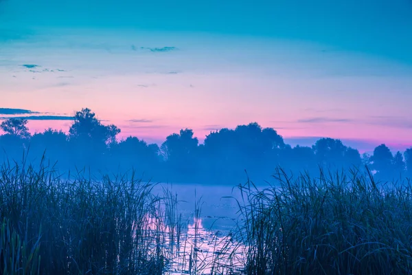 Amanecer Púrpura Mágico Sobre Lago Mañana Brumosa Paisaje Rural Naturaleza —  Fotos de Stock