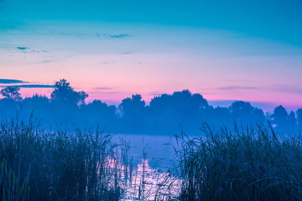 Amanecer Púrpura Mágico Sobre Lago Mañana Brumosa Paisaje Rural Naturaleza — Foto de Stock