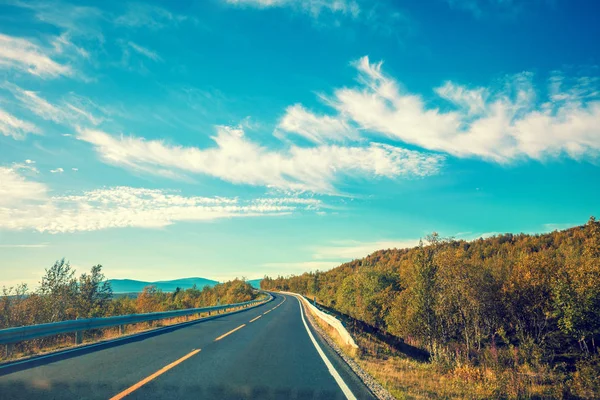 Het Besturen Van Een Auto Noordelijke Weg Natuur Noorwegen Boven — Stockfoto